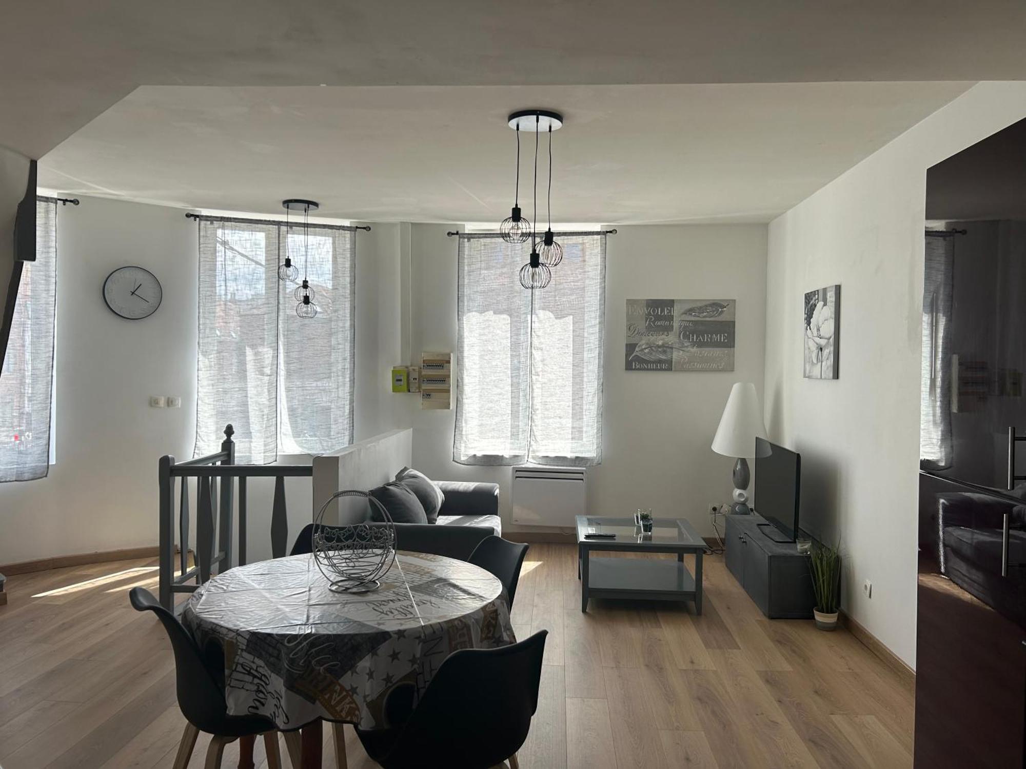 En Duplex, 1e Etage, Proche Commodites Apartment *